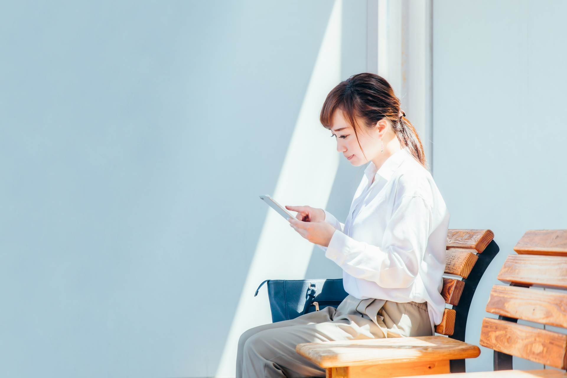 スマホを触る女性